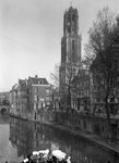 816831 Gezicht op de Oudegracht en de Domtoren te Utrecht, vanaf de Gaardbrug, met links de huizen aan de Donkere Gaard.